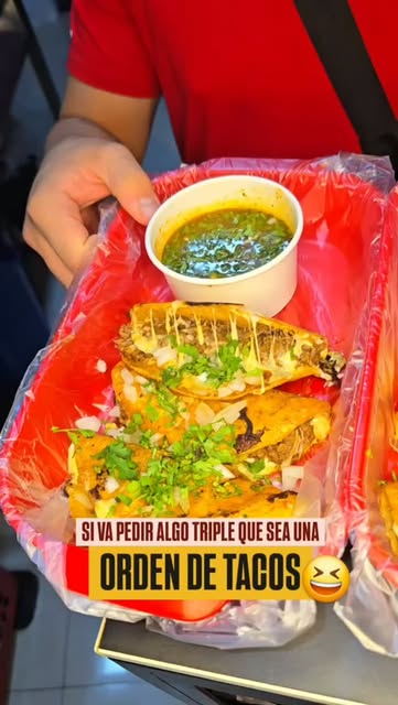 Tacos de birria con consomé - Mi Reina Birriería